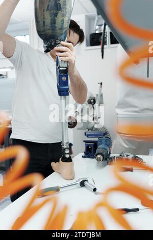 Récolte d'artisan méconnaissable ajustement et flexion de la jambe prothétique moderne à la section du genou Banque D'Images