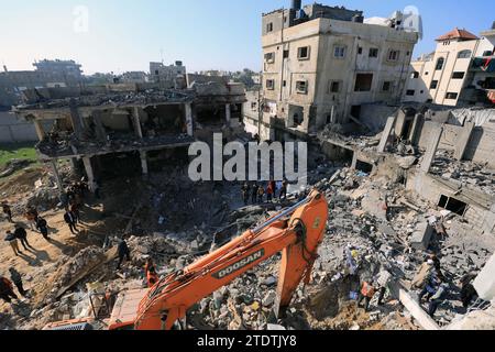 Gaza. 19 décembre 2023. Des personnes effectuent des travaux de sauvetage après une frappe aérienne israélienne dans la ville de Rafah, dans le sud de la bande de Gaza, le 19 décembre 2023. Le nombre de morts parmi les Palestiniens des attaques israéliennes dans la bande de Gaza est passé à 19 667, et 52 586 autres ont été blessés depuis le 7 octobre, a déclaré mardi le ministère de la Santé dirigé par le Hamas. Crédit : Yasser Qudih/Xinhua/Alamy Live News Banque D'Images