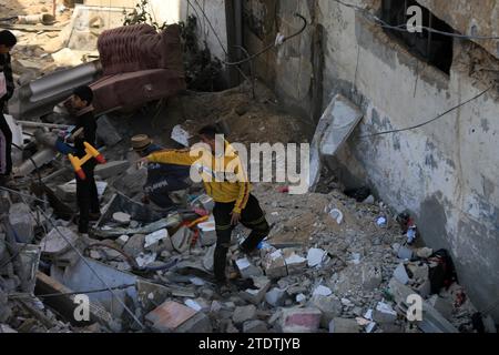 Gaza. 19 décembre 2023. Les gens inspectent les dégâts après une frappe aérienne israélienne dans la ville de Rafah, dans le sud de la bande de Gaza, le 19 décembre 2023. Le nombre de morts parmi les Palestiniens des attaques israéliennes dans la bande de Gaza est passé à 19 667, et 52 586 autres ont été blessés depuis le 7 octobre, a déclaré mardi le ministère de la Santé dirigé par le Hamas. Crédit : Yasser Qudih/Xinhua/Alamy Live News Banque D'Images