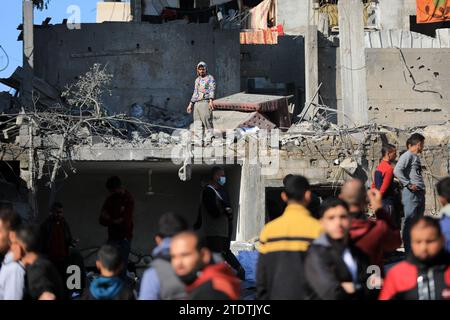 Gaza. 19 décembre 2023. Les gens inspectent les dégâts après une frappe aérienne israélienne dans la ville de Rafah, dans le sud de la bande de Gaza, le 19 décembre 2023. Le nombre de morts parmi les Palestiniens des attaques israéliennes dans la bande de Gaza est passé à 19 667, et 52 586 autres ont été blessés depuis le 7 octobre, a déclaré mardi le ministère de la Santé dirigé par le Hamas. Crédit : Yasser Qudih/Xinhua/Alamy Live News Banque D'Images