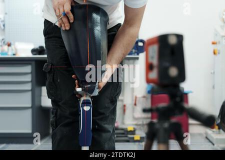 Récolte d'artisan méconnaissable ajustement et flexion de la jambe prothétique moderne à la section du genou Banque D'Images