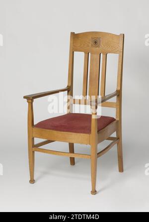 Fauteuil avec rosette tressée tranchée et recouverte de trijp rouge/rose, Karel Petrus Cornelis de Basel, c. 1894 - c. 1900 fauteuil en chêne-bois reposant sur quatre pieds incurvés. Les jambes sont interconnectées au moyen de règles incurvées. Les pieds avant se prolongent dans les jambes des accoudoirs. Les pattes postérieures continuent dans les arrière-styles. Le dossier se compose d'un panneau avec un haut rond en haut et une ligne sur le bas avec trois styles entre les deux, dont le style du milieu est plus large que les deux autres. Sur le panneau sur le dessus, une rosette tranchée avec des bords perlés et incrustée d'ébène est au milieu. TH Banque D'Images