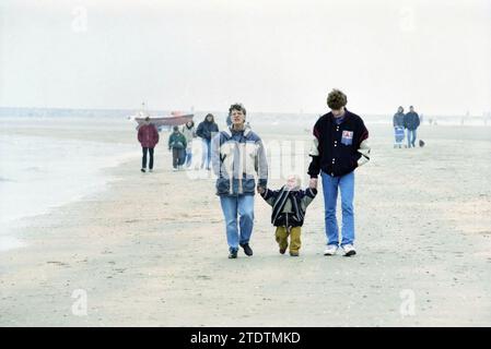 Easter Crowds, IJmuiden Beach, IJmuiden, pays-Bas, 07-04-1996, Whizgle nouvelles du passé, adaptées à l'avenir. Explorez les récits historiques, l'image de l'agence néerlandaise avec une perspective moderne, comblant le fossé entre les événements d'hier et les perspectives de demain. Un voyage intemporel façonnant les histoires qui façonnent notre avenir Banque D'Images