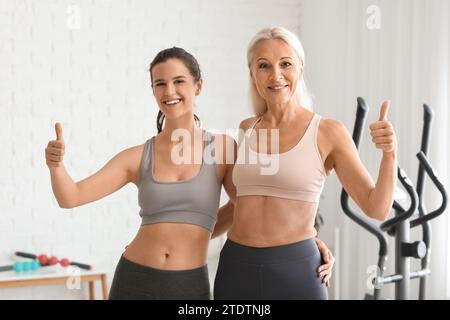 Les femmes positives de corps serrant dans la salle de gym Banque D'Images