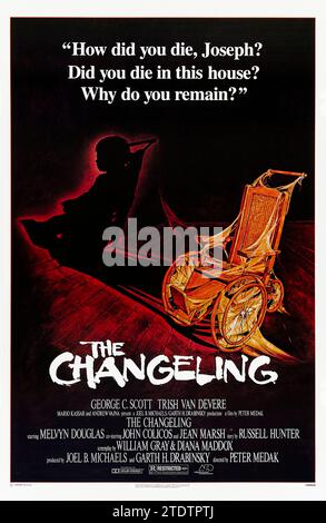 The Changeling (1980) réalisé par Peter Medak et mettant en vedette George C. Scott, Trish Van Devere et Melvyn Douglas. Après la mort de sa femme et de sa fille dans un accident de voiture, un professeur de musique séjournant dans un manoir de Seattle longtemps vacant est entraîné dans un mystère vieux de plusieurs décennies par une présence inexplicable dans le grenier du manoir. Photographie d'une affiche originale de 1980 US une feuille ***USAGE ÉDITORIAL SEULEMENT***. Crédit : BFA / Associated film distribution Banque D'Images