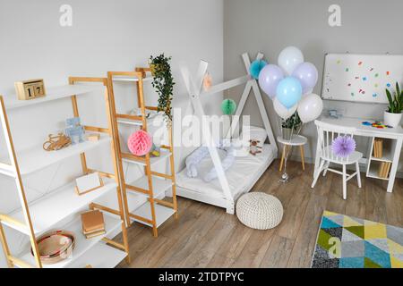 Intérieur de la chambre de l'enfant décoré pour l'anniversaire avec des ballons Banque D'Images