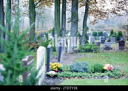 Cimetière Wilgenhof, Vijfhuizen, Vijfhuizen, 12-11-1997, Whizgle nouvelles du passé, adaptées à l'avenir. Explorez les récits historiques, l'image de l'agence néerlandaise avec une perspective moderne, comblant le fossé entre les événements d'hier et les perspectives de demain. Un voyage intemporel façonnant les histoires qui façonnent notre avenir Banque D'Images