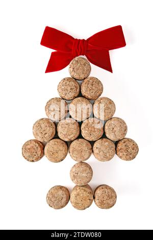 Bouchons de champagne disposés en forme de sapin de Noël attachés en rouge isolés sur fond blanc Banque D'Images