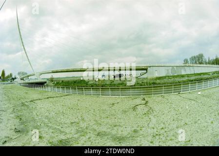 Calatrava Bridges, Haarlemmermeer, 18-04-2004, Whizgle News from the Past, taillé pour l’avenir. Explorez les récits historiques, l'image de l'agence néerlandaise avec une perspective moderne, comblant le fossé entre les événements d'hier et les perspectives de demain. Un voyage intemporel façonnant les histoires qui façonnent notre avenir Banque D'Images