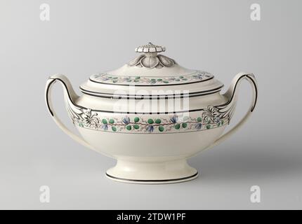 Turbine à soupe avec couvercle de poterie cuite au four, crème de mariage., Wedgwood, c. 1770 - c. 1780 Terrine de soupe avec couvercle de poterie cuite au four. La terrine repose sur un pied et a des oreilles hautes en forme de C. Le haut des oreilles a la forme d'un (papyrus?) Feuille qui repose contre la terrine. Une fleur court en relief de la feuille de chaque côté de la terrine. Le couvercle est arqué et a un bouton plat en forme de fleur. La terrine et le couvercle sont peints avec des lignes noires et une élancée avec des fleurs et des fruits. La terrine est marquée : Wedgwood. Terrine de soupe England en faïence avec couvercle en po Banque D'Images