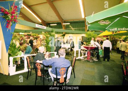 Tennis en fauteuil roulant dans la salle de sport avec festivités dans le hall, 00-09-1996, Whizgle News from the Past, taillé pour l'avenir. Explorez les récits historiques, l'image de l'agence néerlandaise avec une perspective moderne, comblant le fossé entre les événements d'hier et les perspectives de demain. Un voyage intemporel façonnant les histoires qui façonnent notre avenir Banque D'Images