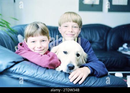 Vendredi enfants, camp de vacances, Haarlem, pays-Bas, 13-06-1997, Whizgle nouvelles du passé, adaptées à l'avenir. Explorez les récits historiques, l'image de l'agence néerlandaise avec une perspective moderne, comblant le fossé entre les événements d'hier et les perspectives de demain. Un voyage intemporel façonnant les histoires qui façonnent notre avenir Banque D'Images