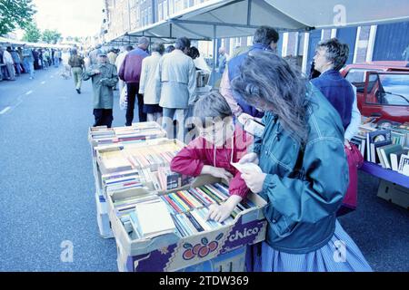 Marché du livre le long de la Spaarne, Haarlem, Spaarne, pays-Bas, 27-06-1998, Whizgle nouvelles du passé, adaptées à l'avenir. Explorez les récits historiques, l'image de l'agence néerlandaise avec une perspective moderne, comblant le fossé entre les événements d'hier et les perspectives de demain. Un voyage intemporel façonnant les histoires qui façonnent notre avenir Banque D'Images