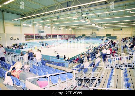 Tennis en fauteuil roulant dans la salle de sport avec festivités dans le hall, 00-09-1996, Whizgle News from the Past, taillé pour l'avenir. Explorez les récits historiques, l'image de l'agence néerlandaise avec une perspective moderne, comblant le fossé entre les événements d'hier et les perspectives de demain. Un voyage intemporel façonnant les histoires qui façonnent notre avenir Banque D'Images