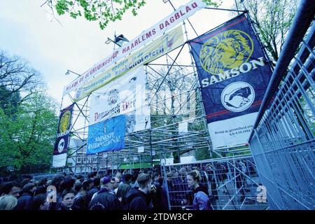 Diverses poupées de libération Haarlem, Haarlem, pays-Bas, 04-05-1998, Whizgle News from the Past, taillées sur mesure pour l'avenir. Explorez les récits historiques, l'image de l'agence néerlandaise avec une perspective moderne, comblant le fossé entre les événements d'hier et les perspectives de demain. Un voyage intemporel façonnant les histoires qui façonnent notre avenir Banque D'Images