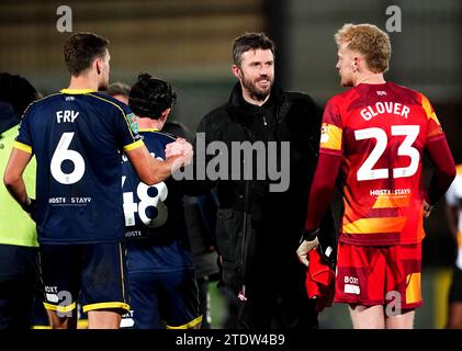 Michael Carrick, directeur de Middlesbrough (au centre), parle au gardien Tom Glover (à droite) et à DAEL Fry à la fin du match de quart de finale de la coupe Carabao à Vale Park, Stoke-on-Trent. Date de la photo : mardi 19 décembre 2023. Banque D'Images