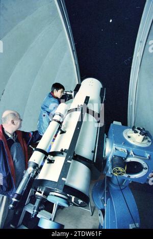 Observatoire journée portes ouvertes (personnes regardant les étoiles depuis le dôme), Haarlem, pays-Bas, 13-02-1997, Whizgle News from the Past, conçu pour l'avenir. Explorez les récits historiques, l'image de l'agence néerlandaise avec une perspective moderne, comblant le fossé entre les événements d'hier et les perspectives de demain. Un voyage intemporel façonnant les histoires qui façonnent notre avenir Banque D'Images