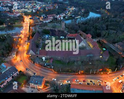 12.12.2023 / Sachsen Anhalt Sachsen-Anhalt Halle Saale Luftbild Luftaufnahme Burg Giebichenstein am Abend Nachtaufnahme *** 12 12 2023 Saxe Anhalt Saxe Anhalt Halle Saale vue aérienne vue aérienne Château de Giebichenstein en soirée vue nocturne Banque D'Images