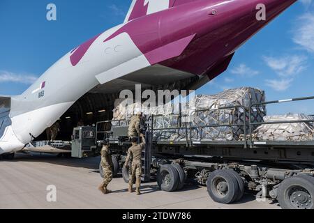 Des aviateurs de l'US Air Force déployés chargent des fournitures sur un C-17 Globemaster III qatari dans un endroit non divulgué dans le sud-ouest de l'Asie le 17 décembre 2023. L’avion de l’armée de l’air émirienne qatarie a rassemblé 17 palettes comprenant plus de 38 000 livres de fret et les a livrées aux troupes de la coalition au Moyen-Orient. (Photo de l'US Air Force par l'aviateur principal Lauren Jacoby) Banque D'Images