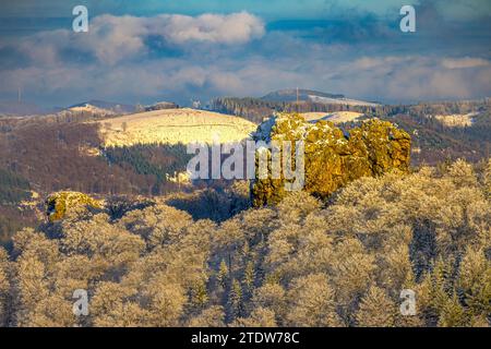 Vue aérienne, Bruchhauser Steine avec la pierre de champ et la croix du sommet, vue dans le paysage d'hiver, Bruchhausen, Olsberg, Sauerland, Rhénanie du Nord-Westpha Banque D'Images