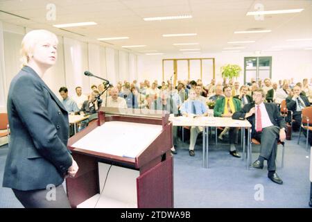 Réunion KPN COR + président du conseil d'administration, 16-09-1999, Whizgle News from the Past, taillé pour l'avenir. Explorez les récits historiques, l'image de l'agence néerlandaise avec une perspective moderne, comblant le fossé entre les événements d'hier et les perspectives de demain. Un voyage intemporel façonnant les histoires qui façonnent notre avenir Banque D'Images