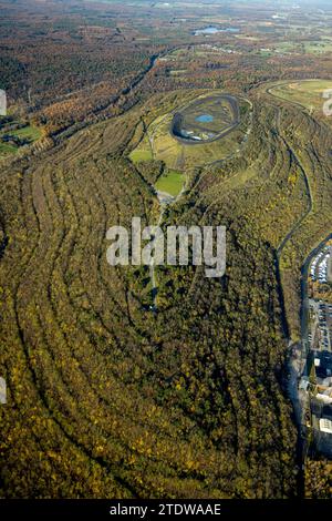 Vue aérienne, Haniel Soil tip avec BergArena amphithéâtre et sculpture Totems par AgustÃƒÆ'Ã'ân Ibarrola, zone forestière Köllnischer Wald avec automne d Banque D'Images