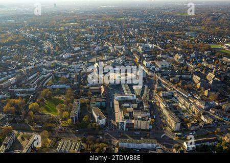 Vue aérienne, vue d'ensemble de la ville avec Hansa-Zentrum et Kaufland supermarché centre commercial, entouré d'arbres caduques d'automne, vieille ville, Bottrop, Ruh Banque D'Images