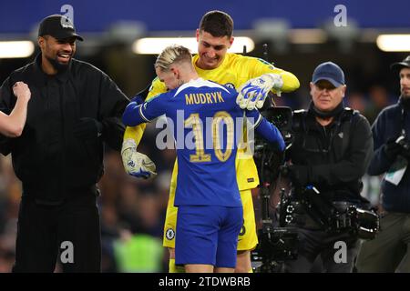 19 décembre 2023 ; Stamford Bridge, Chelsea, Londres, Angleterre : Carabao Cup football, Chelsea contre Newcastle United ; Djordje Petrovic de Chelsea célèbre avec Mykhaylo Mudryk après avoir remporté le tir à la pénalité Banque D'Images