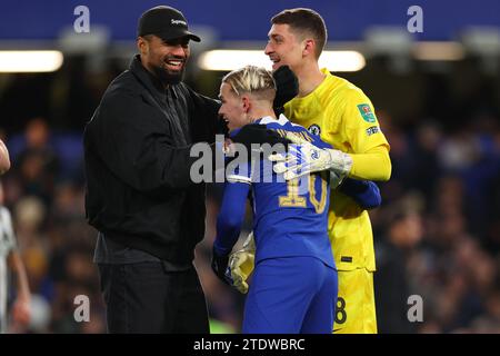 19 décembre 2023 ; Stamford Bridge, Chelsea, Londres, Angleterre : Carabao Cup football, Chelsea contre Newcastle United ; Djordje Petrovic de Chelsea célèbre avec Mykhaylo Mudryk après que Chelsea ait gagné le tir de pénalité Banque D'Images