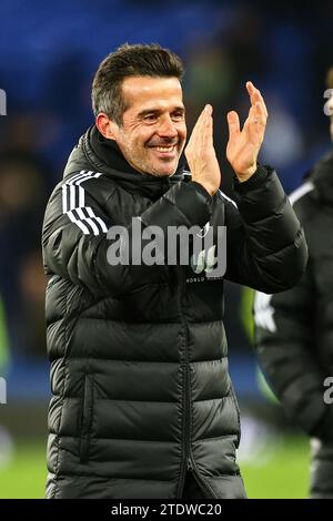 Liverpool, Royaume-Uni. 19 décembre 2023. Marco Silva, Manager de Fulham, célèbre avec les fans de Fulham après que son équipe ait remporté la fusillade de penalty lors du match de quart de finale de la coupe Everton FC contre Fulham FC Carabao à Goodison Park, Liverpool, Angleterre, Royaume-Uni le 19 décembre 2023 Credit : Every second Media/Alamy Live News Banque D'Images