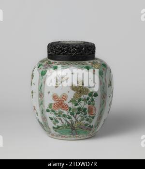 Couvert, pot ovoïde avec sprays de fleurs, oiseaux et papillons, anonyme, c. 1700 - c. 1724 pot en forme d'oeuf en porcelaine avec couvercle en bois, peint en bleu glacé et sur le glaçage rouge, vert, jaune, aubergine et noir. Sur le mur quatre grands compartiments avec un dessus en forme de batterie rempli de plantes à fleurs, oiseaux ou papillons avec des insectes ; entre les cours fleurs vignes contre un sol moucheté vert ; autour du pied un bord décoratif avec des fleurs; autour de l'épaule un bord décoratif avec motif géométrique entrecoupé de cattrouches avec des branches de fleurs. Un double cercle sur le Banque D'Images