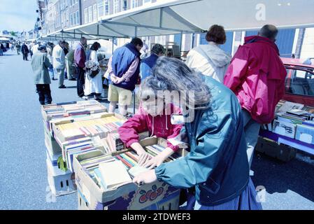 Marché du livre le long de la Spaarne, Haarlem, Spaarne, pays-Bas, 27-06-1998, Whizgle nouvelles du passé, adaptées à l'avenir. Explorez les récits historiques, l'image de l'agence néerlandaise avec une perspective moderne, comblant le fossé entre les événements d'hier et les perspectives de demain. Un voyage intemporel façonnant les histoires qui façonnent notre avenir Banque D'Images