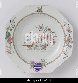 Assiette à soupe octogonale avec faisans près d'un rocher et les bras de la famille Venables, anonyme, c. 1740 - c. 1760 assiette à soupe octogonale en porcelaine, peinte sur la glaçure en bleu, rouge, rose, vert, jaune, noir et or. Sur le plat deux faisans avec un rocher avec des plantes à fleurs ; sur le mur une bordure Spearhead interrompue par l'arme de la famille Venables entourée de fleurs et de branches de raisin. Sur le bord, en face de l'arme, le signe du casque en forme de dragon. En outre, deux branches de fleurs (pivoine, lotus). Porcelaine d'arme avec des couleurs d'email. Porcelaine de Chine. glaçage. douleur dorée (métal) Banque D'Images