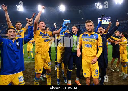 Naples, Italie. 19 décembre 2023. Les joueurs de Frosinone Calcio célèbrent leur victoire lors du match de football Coppa Italia Frecciarossa entre SSC Napoli et Frosinone Calcio au Stadio Diego Armando Maradona à Naples, Italie, le 19 décembre 2023. Crédit : Nicola Ianuale/Alamy Live News Banque D'Images