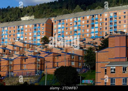 BOGOTA-COLOMBIA-11-12-2023. Certaines maisons en briques et des appartements sont vus dans un quartier au nord. Photo : Jose Bula Banque D'Images