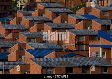 BOGOTA-COLOMBIA-11-12-2023. Certaines maisons en briques et des appartements sont vus dans un quartier au nord. Photo : Jose Bula Banque D'Images