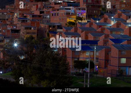 BOGOTA-COLOMBIA-11-12-2023. Certaines maisons en briques et des appartements sont vus dans un quartier au nord. Photo : Jose Bula Banque D'Images