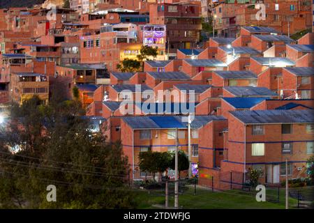 BOGOTA-COLOMBIA-11-12-2023. Certaines maisons en briques et des appartements sont vus dans un quartier au nord. Photo : Jose Bula Banque D'Images