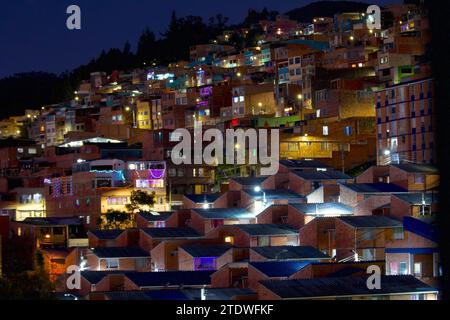 BOGOTA-COLOMBIA-11-12-2023. Certaines maisons en briques et des appartements sont vus dans un quartier au nord. Photo : Jose Bula Banque D'Images