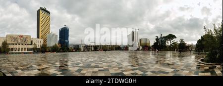 Tirana, Albanie - 29 novembre 2023 : une photo panoramique de la place Skanderbeg avec le Musée national d'histoire, le Ballet de l'Opéra, Ethem Bey Mo Banque D'Images