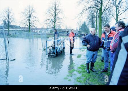 Rupture de conduite d'eau R. Holkade, 09-03-1998, Whizgle nouvelles du passé, adapté pour l'avenir. Explorez les récits historiques, l'image de l'agence néerlandaise avec une perspective moderne, comblant le fossé entre les événements d'hier et les perspectives de demain. Un voyage intemporel façonnant les histoires qui façonnent notre avenir Banque D'Images