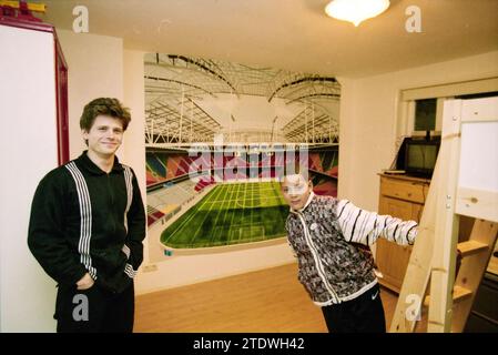 Famille Nibbe avec grand dessin de l'Arena Amsterdam sur le mur de la salle, IJmuiden, pays-Bas, 09-03-1998, Whizgle News from the Past, adapté pour l'avenir. Explorez les récits historiques, l'image de l'agence néerlandaise avec une perspective moderne, comblant le fossé entre les événements d'hier et les perspectives de demain. Un voyage intemporel façonnant les histoires qui façonnent notre avenir Banque D'Images