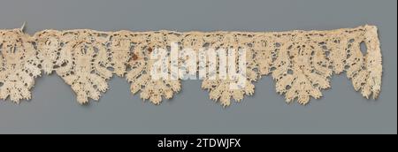 Canette en bande avec chardon en pot de fleurs, anonyme, c. 1700 - c. 1799 bande de canette de couleur naturelle, côté vieux flamand. Les sculptures à partir desquelles la bande est construite sont semi-rondes avec des bords formés de manière fantaisiste. Les sculptures proviennent d'un motif symétrique répétitif d'un pot de fleurs avec un chardon. Le pot de fleurs pend sur la tête par rapport au bord supérieur droit. Les motifs sont faits dans la bataille de lin avec des bords ajourés. Dans les renfoncements, les feuilles en forme de Spitsovaal sont façonnées en divers endroits. Lin de Flandre (matériel) dentelle de canette / vieille dentelle flamande bande de canette de couleur naturelle, Old FL Banque D'Images
