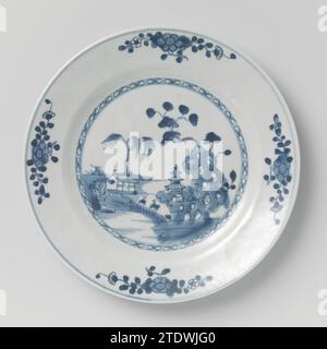 Assiette avec paysage de rivière et sprays de fleurs, anonyme, c. 1740 - c. 1760 assiette de porcelaine avec rond, mur court et large, bord incliné, peint en bleu sous-laze. Sur le plat un paysage de rivière avec deux personnes sur un pont, pavillons, arbres et rochers, autour d'elle une bande avec motif géométrique ; Une branche de fleur sur le bord quatre fois. La plaque a été cassée. Bleu blanc. Porcelaine de Chine. glaçage. Cobalt (minéral) peinture / vitrification plaque de porcelaine avec mur rond, court et large, bord incliné, peint en bleu sous-laque. Sur le plat un paysage de rivière avec deux personnes sur un pont, pavillons, tr Banque D'Images