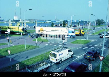 Pontplein, transports en commun, IJmuiden, IJmuiden, Pontplein, pays-Bas, 21-09-1998, Whizgle News from the Past, taillé pour l'avenir. Explorez les récits historiques, l'image de l'agence néerlandaise avec une perspective moderne, comblant le fossé entre les événements d'hier et les perspectives de demain. Un voyage intemporel façonnant les histoires qui façonnent notre avenir Banque D'Images