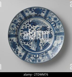 Plat avec deux hoo-oiseaux près des rochers et des plantes à fleurs, anonyme, c. 1650 soucoupe en porcelaine, peinte en bleu sous glaçage. Sur le plat dans un double médaillon un Hoo-Vogel sur un rocher avec des plantes à fleurs (pivoine, grenade). Un deuxième oiseau vole au-dessus. Le bord est divisé en parcours larges et étroits. Les cours larges avec des plantes à fleurs (pivoine, prunus, camélia) dans les rochers ; les compartiments étroits avec une boisson florale. Cinq prénes sur le dessous. La décoration est basée sur la porcelaine chinoise Kraakcelain. Bleu blanc. Porcelaine du Japon. glaçage. Cobalt (minéral) peinture / vitrification soucoupe en porcelaine, pai Banque D'Images