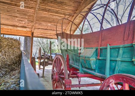 Chariots de ferme exposés dans la colonie morave coloniale dans le parc historique Bethabara à Winston Salem, Caroline du Nord. Banque D'Images