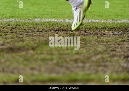 Nuremberg, Allemagne. 17 décembre 2023. Nuremberg, Allemagne, 17 décembre 2023 : chaussure de football et boue lors du match Google Pixel Frauen-Bundesliga entre 1. FC Nuremberg et FC Bayern Munich au Max-Morlock-Stadium, Nuremberg, Allemagne. (Sven Beyrich/SPP) crédit : SPP Sport Press photo. /Alamy Live News Banque D'Images