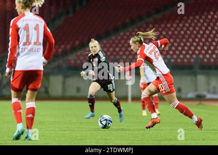 Nuremberg, Allemagne. 17 décembre 2023. Nuremberg, Allemagne, le 17 décembre 2023 : Franziska Kett (20 FC Bayern Munich) lors du match Google Pixel Frauen-Bundesliga entre 1. FC Nuremberg et FC Bayern Munich au Max-Morlock-Stadium, Nuremberg, Allemagne. (Sven Beyrich/SPP) crédit : SPP Sport Press photo. /Alamy Live News Banque D'Images