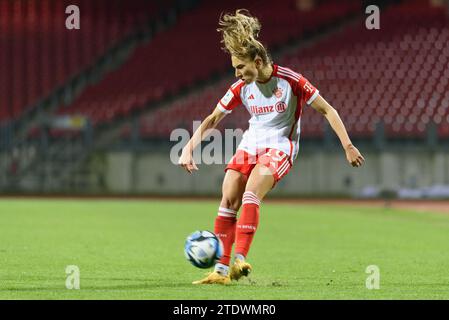 Nuremberg, Allemagne. 17 décembre 2023. Nuremberg, Allemagne, le 17 décembre 2023 : Katharina Naschenweng (19 FC Bayern Munich) lors du match Google Pixel Frauen-Bundesliga entre 1. FC Nuremberg et FC Bayern Munich au Max-Morlock-Stadium, Nuremberg, Allemagne. (Sven Beyrich/SPP) crédit : SPP Sport Press photo. /Alamy Live News Banque D'Images